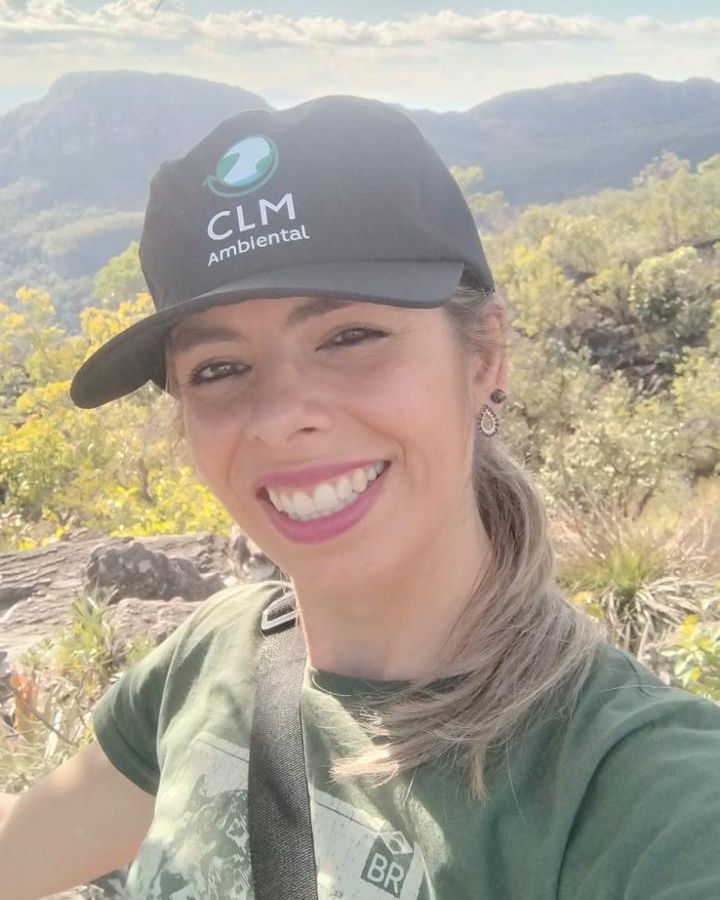 Mariana Peduce, bióloga e sócia da CLM Ambiental, em trabalho de campo